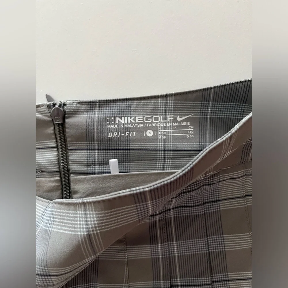 Women’s Nike Dri-Fit golf skort, size 4 gray plaid, pleated skirt workout active